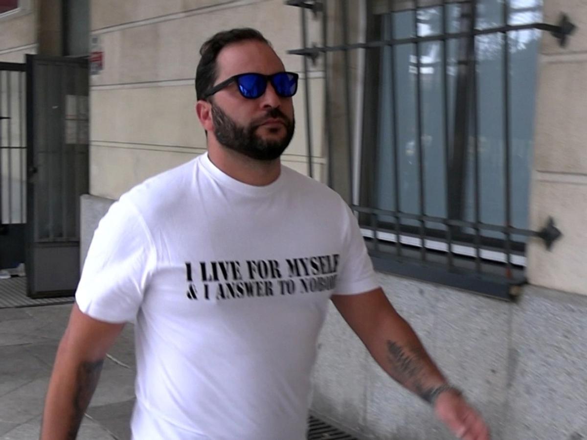 Antonio Tejado, acudiendo a los juzgados de Sevilla para firmar.