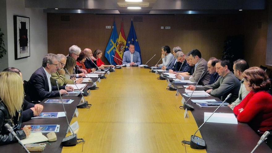 Al fondo, el consejero, Marcelino Marcos, en la reunión de la Mesa del Medio Rural, en Oviedo. | PRINCIPADO DE ASTURIAS