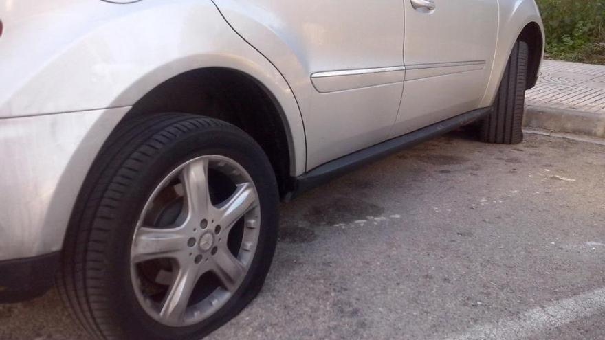 Uno de los coches con dos ruedas pinchadas en Xàbia.