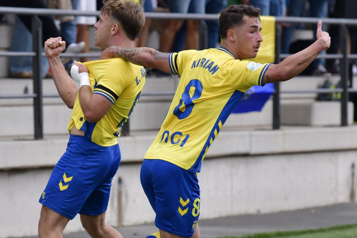 Romero y Kirian festejan el empate con el sector de Ultra Naciente, en el Anexo.