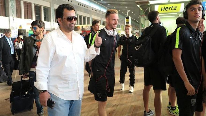 Abdullah Al-Thani, en el aeropuerto con la plantilla del Atlético Malagueño y junto a su hijo Nayef.