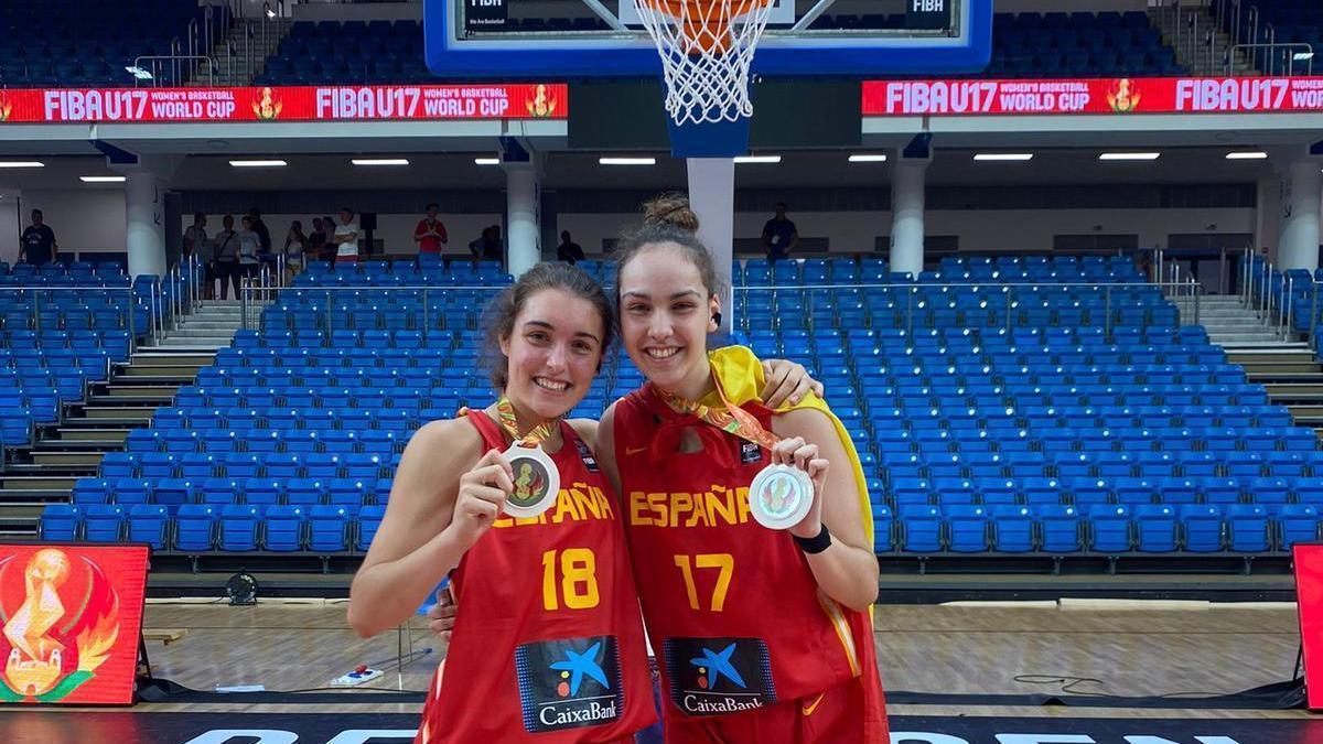 Marina Mata (izquierda) y Ariadna Termis, derecha, posan sonrientes con su medalla de plata tras la final
