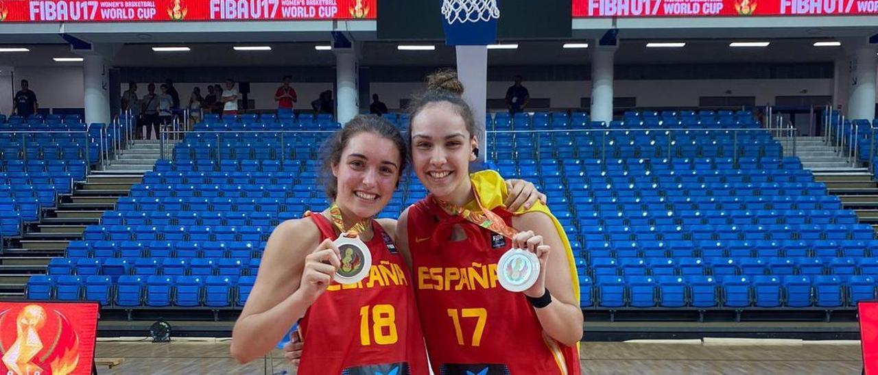 Marina Mata (izquierda) y Ariadna Termis, derecha, posan sonrientes con su medalla de plata tras la final