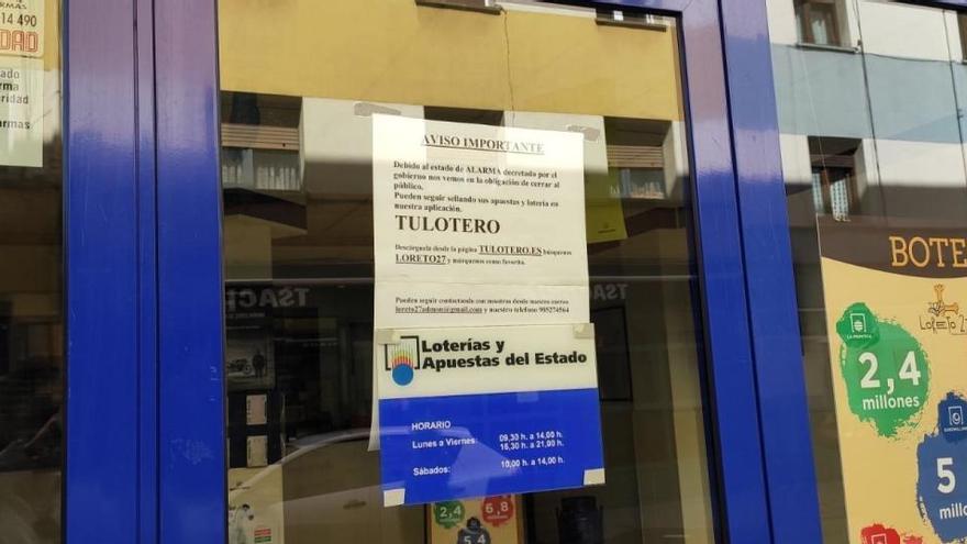 Una administración de Lotería de Oviedo cerrada al público por el coronavirus.