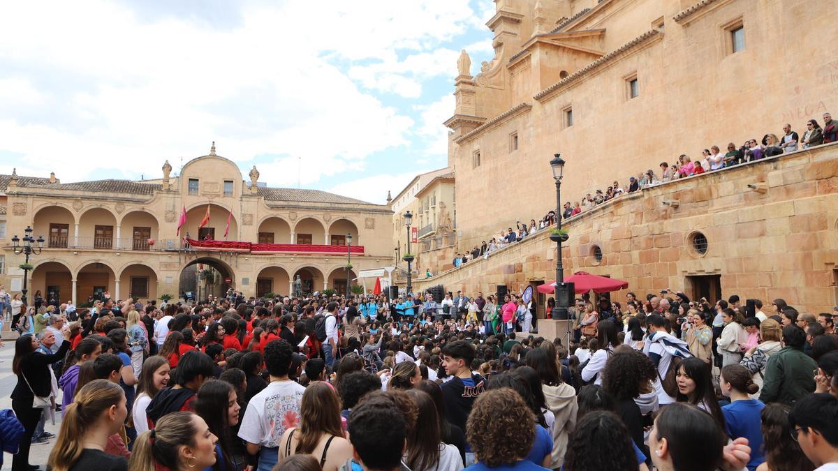 Cerca de 700 alumnos se reunían en la Plaza de España durante la jornada.