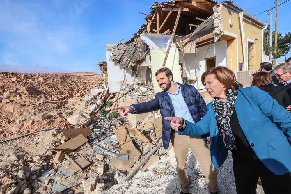 El presidente del PP, Pablo Casado, visita la zona de Almoradí en la que se rompió la mota del Segura