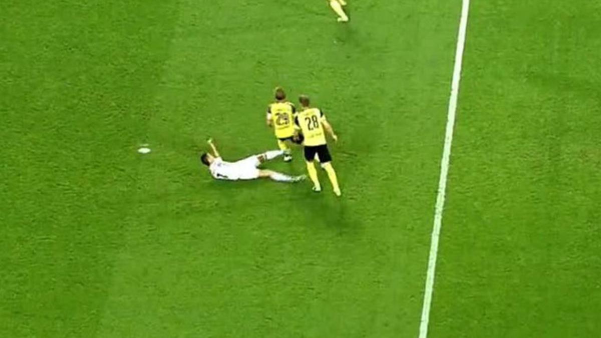 Momento en el que Cristiano Ronaldo suelta la patada a Marcel Schmelzer, zaguero del Borussia Dortmund