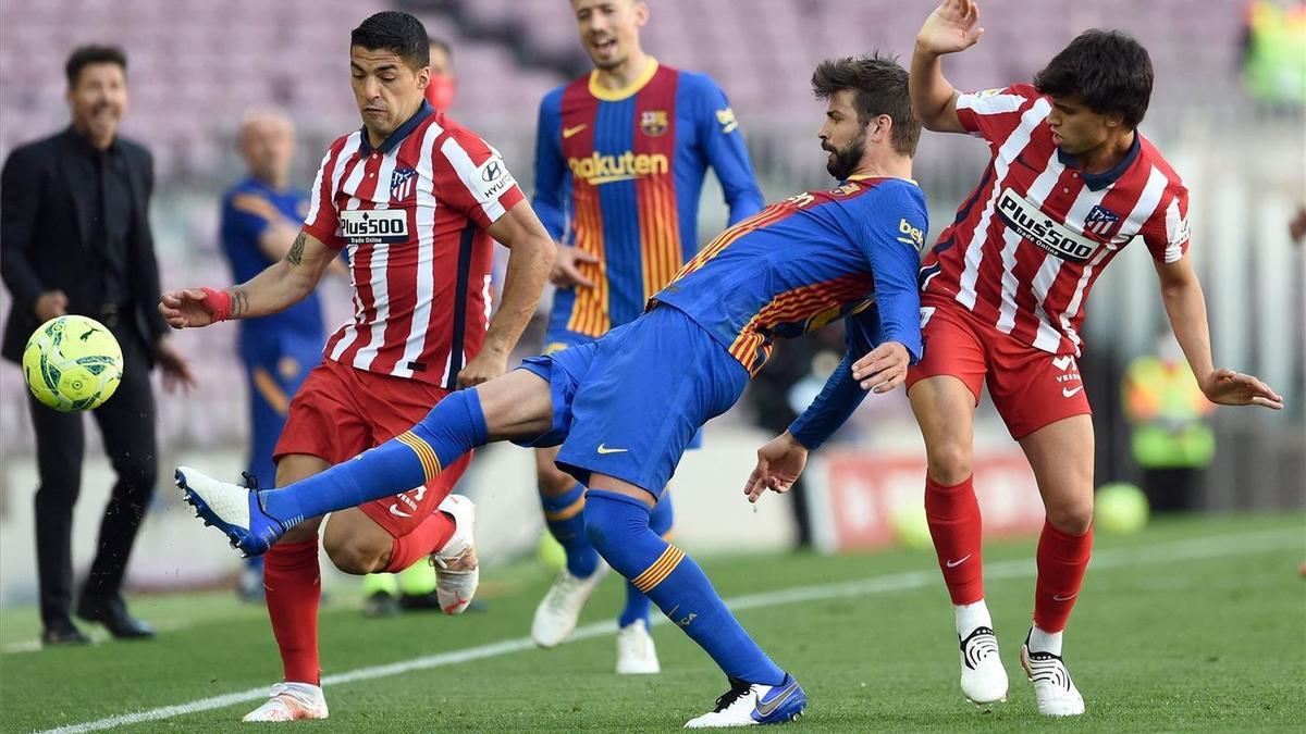 Gerard Piqué saca un balón ante Suárez y Joao Félix.