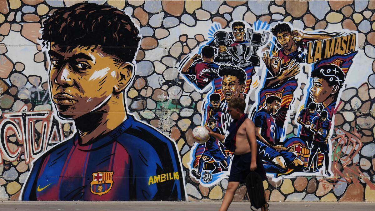 GRAFCAT652 17/07/2025.- El parque de Rocafonda de la población de Mataró (Barcelona), estrenó ayer un grafiti mural dedicado al jugador mataronense del FC Barcelona Lamine Yamal para rendir homenaje al futbolista y a sus raíces, un mural pintado el artista urbano local Mateo Lara sobre la obra de Toni Salazar. EFE/ Alejandro Garcia