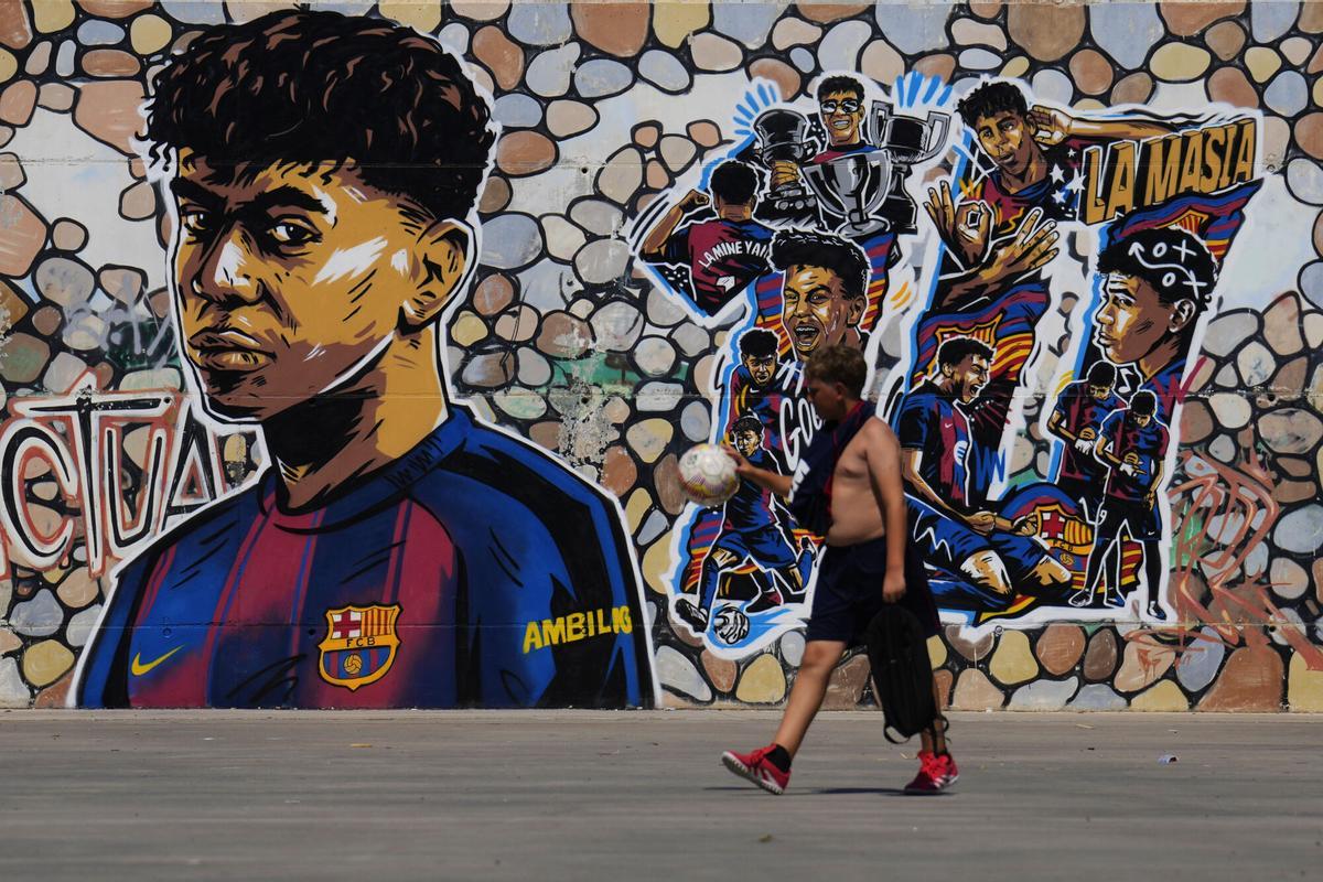 GRAFCAT652 17/07/2025.- El parque de Rocafonda de la población de Mataró (Barcelona), estrenó ayer un grafiti mural dedicado al jugador mataronense del FC Barcelona Lamine Yamal para rendir homenaje al futbolista y a sus raíces, un mural pintado el artista urbano local Mateo Lara sobre la obra de Toni Salazar. EFE/ Alejandro Garcia