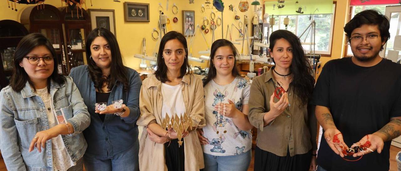 Diana Nápoles, Madeline Solís, Ixchel Ledesma, María Rosa Dos Santos, Karla Goram y Tony Villa, con sus piezas.