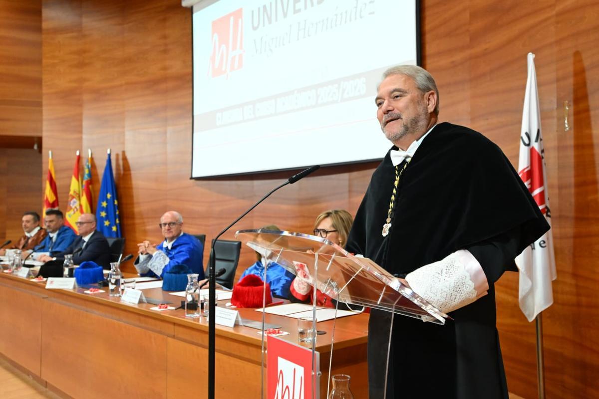 El rector de la UMH anuncia un plan para reducir las burocracias en las gestiones de la Universidad