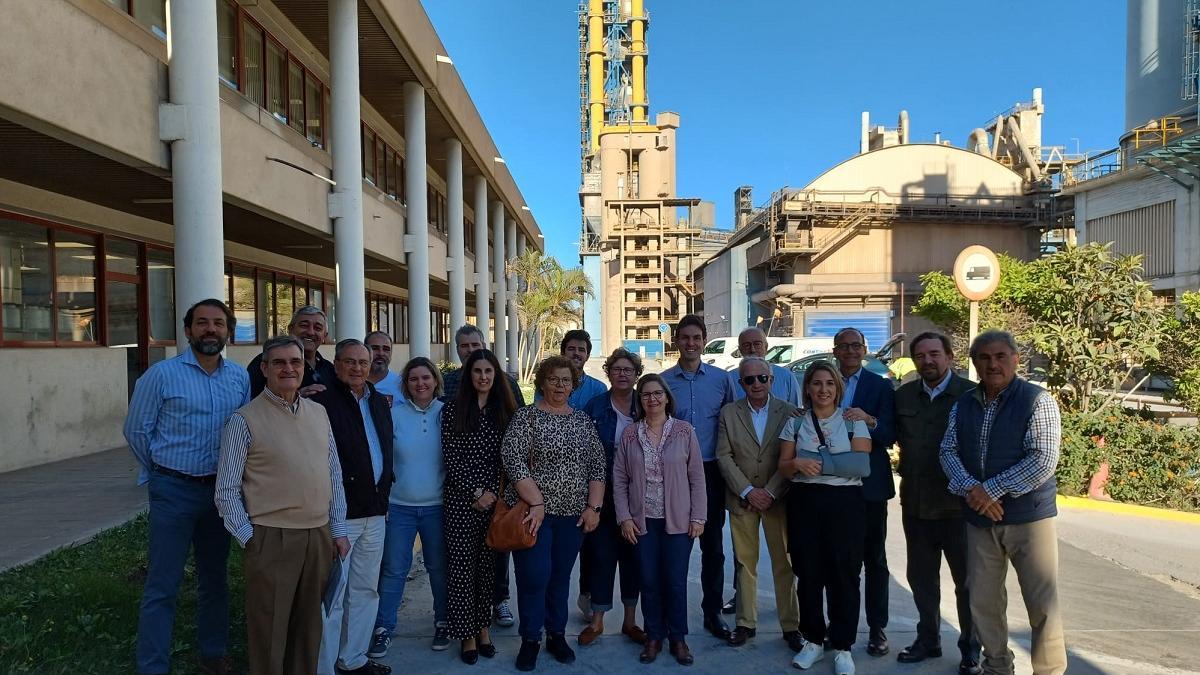 La reunión de la comisión de sostenibilidad entre Votorantim Cementos y los vecinos de la zona, en la fábrica de cemento de Málaga.