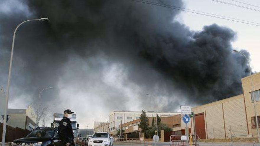 Un incendi en una química de Paterna obliga a desallotjar 3.000 persones