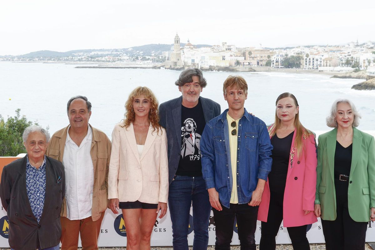 FOTODELDÍA GRAFCAT9072. SITGES (BARCELONA), 07/10/2024.- El director Enrique Buleo (3d) posa junto con el resto de su equipo durante la presentación en el Festival de Cine Fantástico de Sitges, de su película 'Bodegón con fantasmas', una comedia negra llena de costumbrismo en un pequeño pueblo de La Mancha en el que conviven fantasmas y humanos. EFE/Quique García
