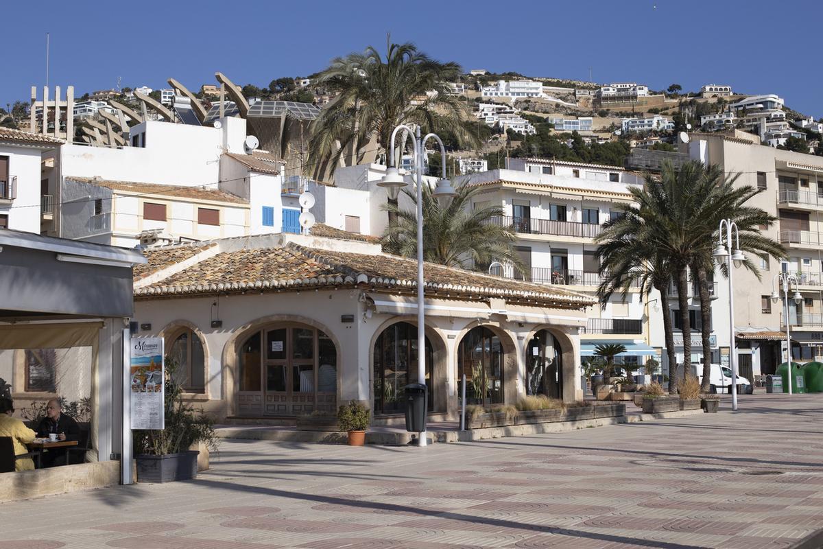 Casas blancas del casco antiguo, arquitectura de la costa mediterránea