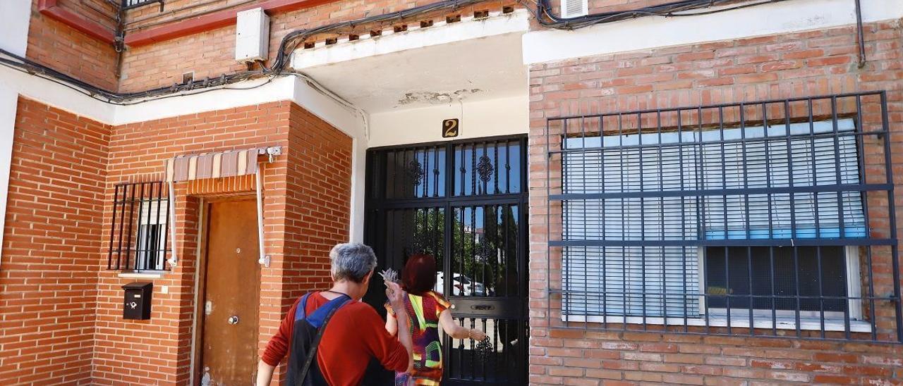 Puerta de acceso al edificio de viviendas donde ocurrieron los hechos en Levante, en Córdoba.