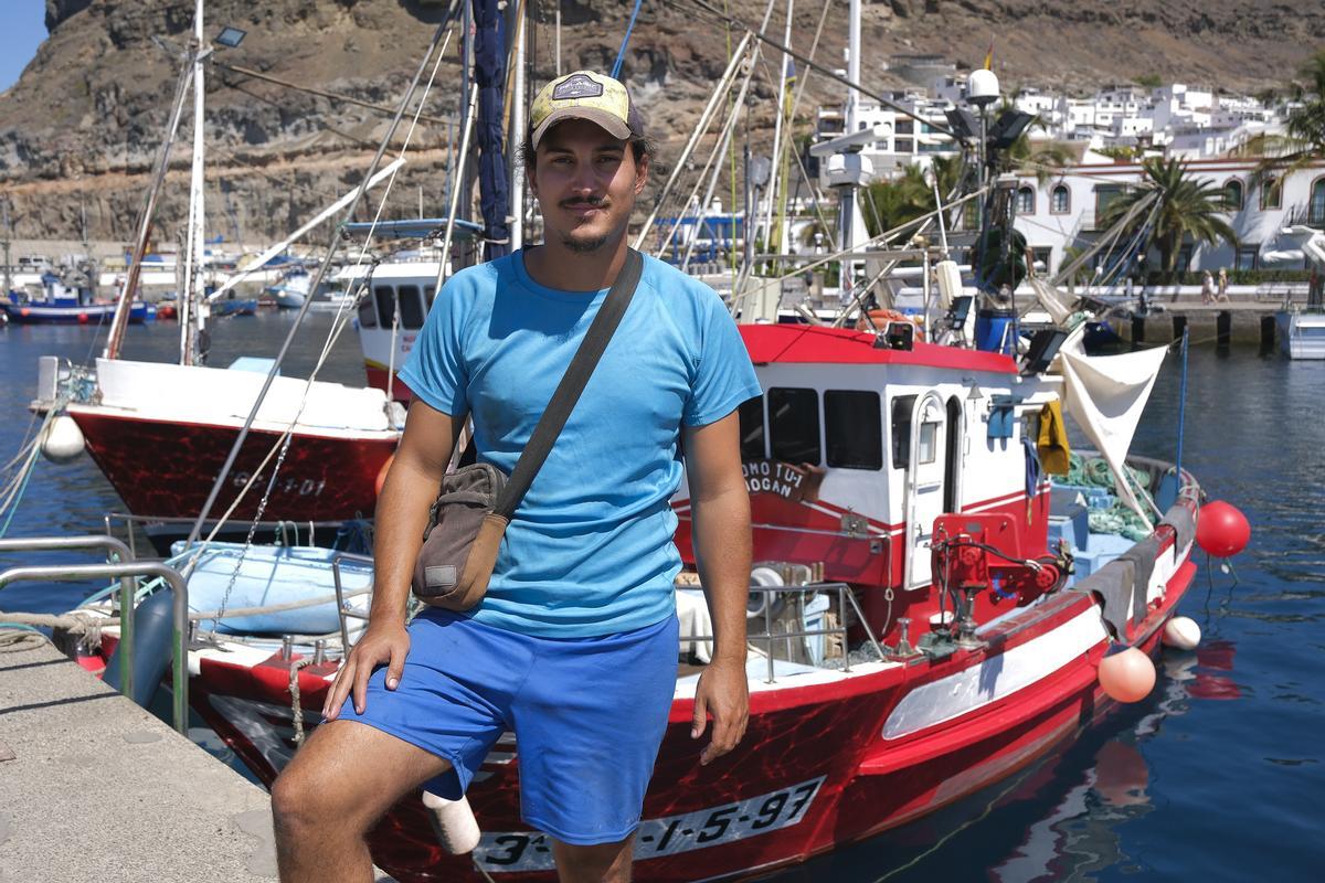 Daniel Perdomo, uno de los marineros más jóvenes de la cofradía de Playa de Mogán.