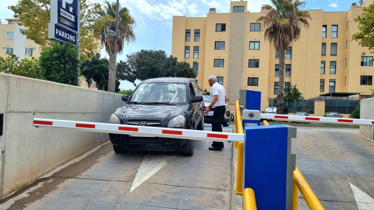 Bajada de barreras en el aparcamiento del Hospital Can Misses