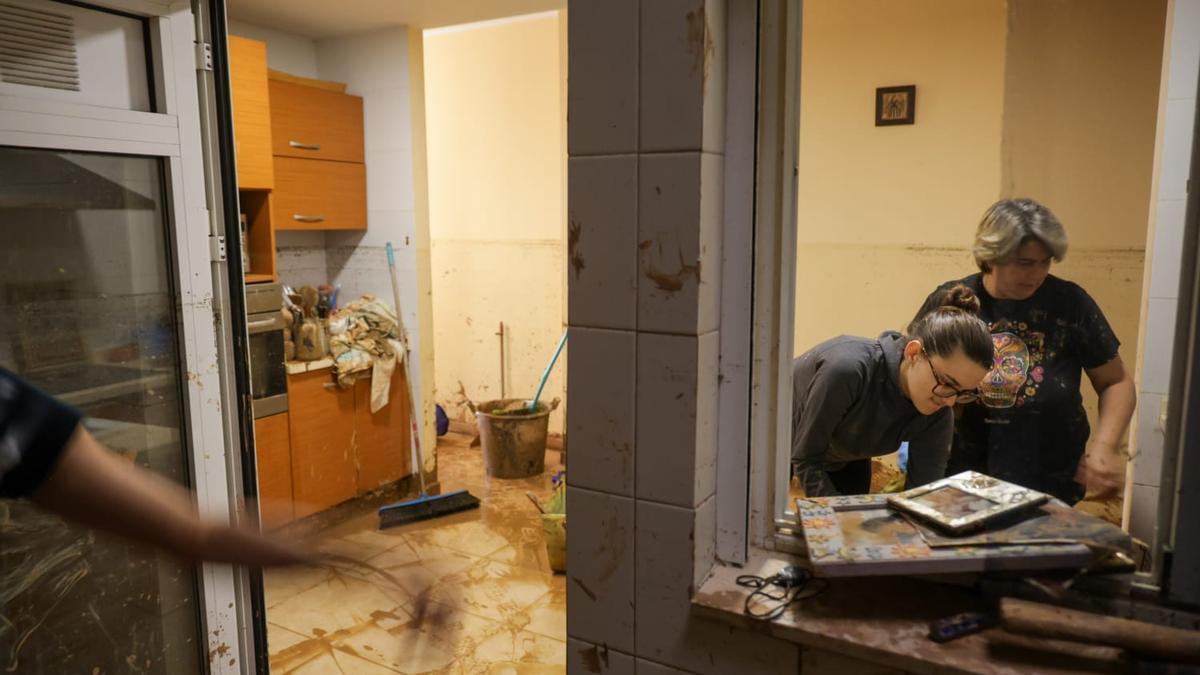 Unos vecinos en Aldaia rescataron a una anciana de una planta baja haciendo un agujero por el techo