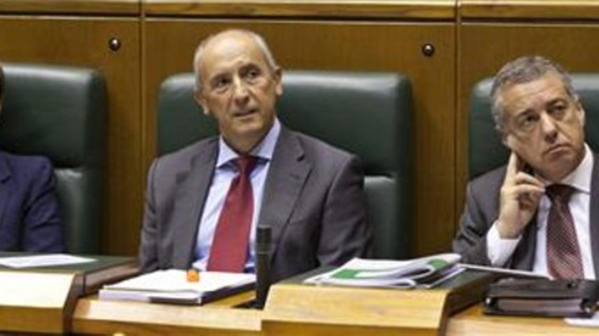 El portavoz del Gobierno vasco, Josu Erkoreka, en el centro, con el lendakari, en el Parlamento vasco.