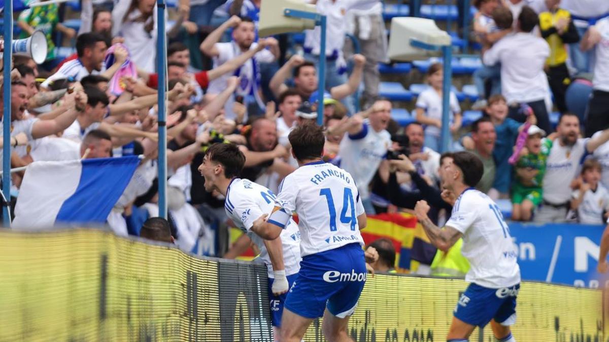Francho, Pau Sans y Vital, tras marcar el Zaragoza el 2-2 en el descuento ante el Eibar.