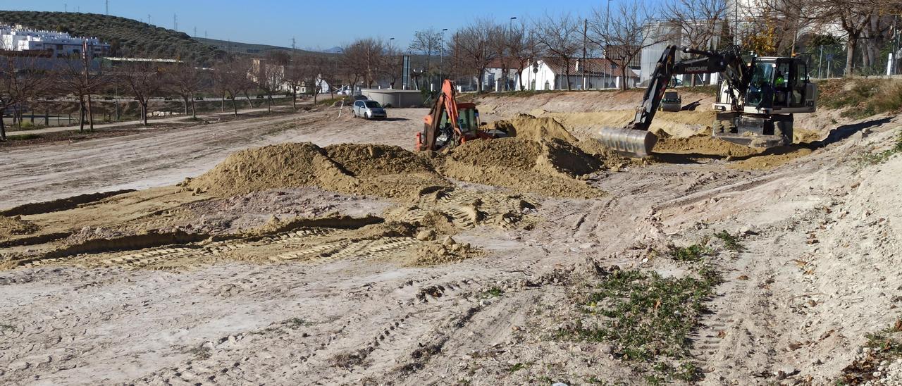 Trabajos en el Parque Europa de Lucena.