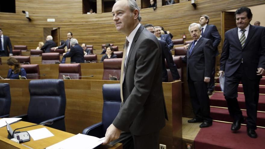 Fabra, a su llegada al pleno de las Corts.