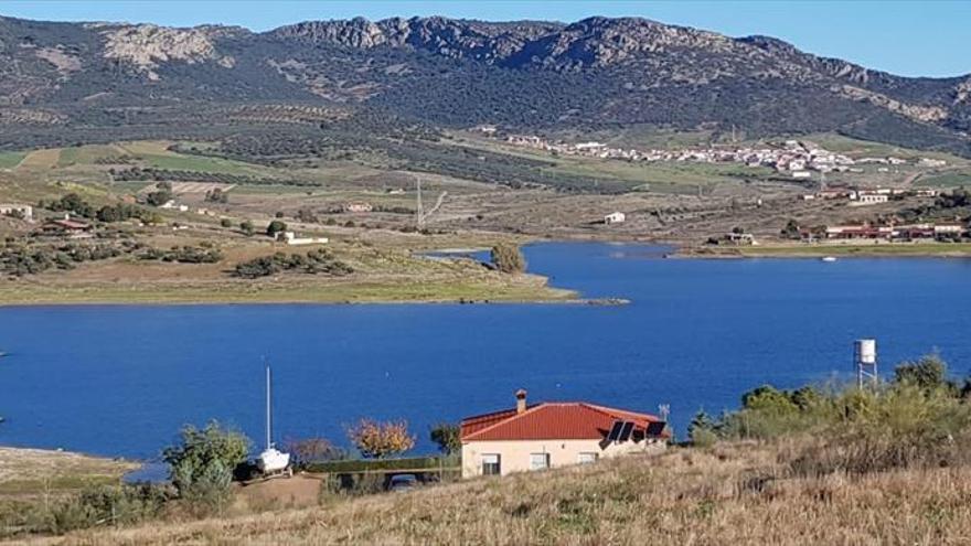 Buscan a un joven de 33 años desaparecido desde este domingo en el pantano de Orellana