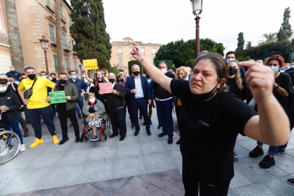 Hosteleros protestan en Murcia por el cierre de bares