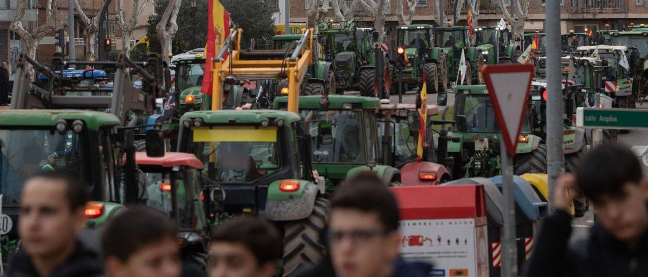 Cientos de tractores circulan a paso lento por la Avenida de Cardenal Cisneros en la manifestación organizada por COAG, Asaja y UPA. | José Luis Fernández