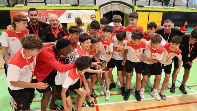 Los jugadores del Val Miñor sub14 después de recibir su trofeo. |  // ALBA VILLAR