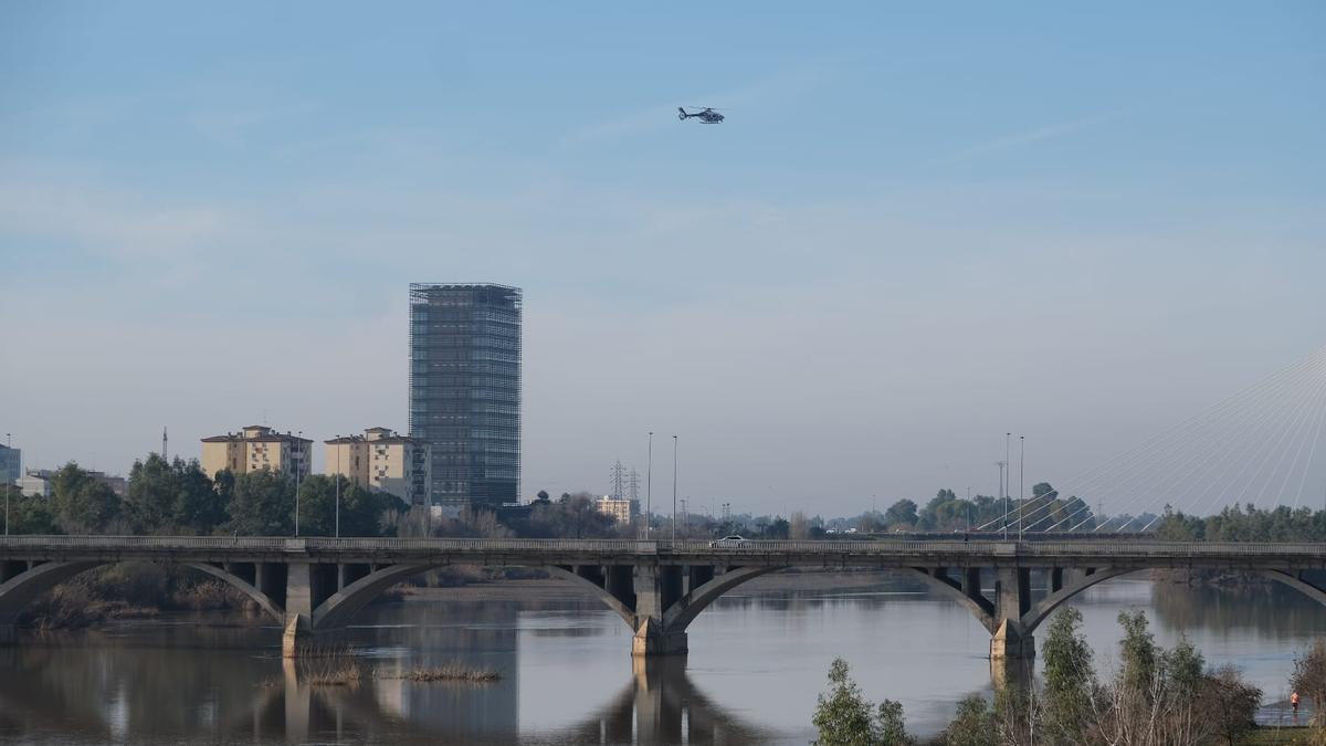 La Unidad de Helicópteros de Sevilla se incorpora a la búsqueda de la mujer desaparecida en Badajoz