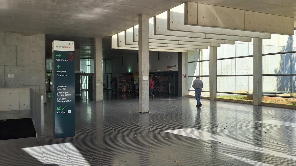 Una de las entradas al hospital de Dénia este martes.