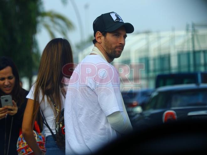 En exclusiva, las primeras fotografías de Messi tras su lesión, con el brazo en cabestrillo