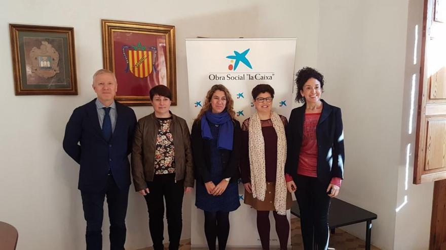 Presentación del proyecto &#039;Aprendre Enganxa&#039; por parte de representantes de CaixaBank y la Mancomunitat.