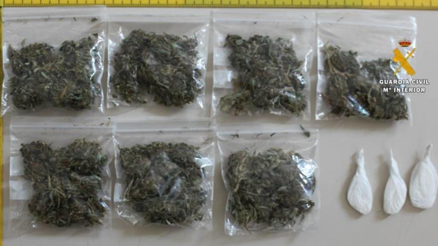 Cocaína y marihuana intervenidas al acusado.