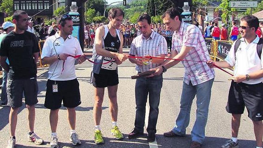 Abel Antón, tercero por la izquierda, corta la protocolaria cinta de salida de la media maratón.