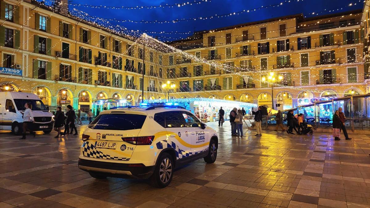Una patrulla de la Policía Local, de vigilancia en la Plaça Major de Palma.