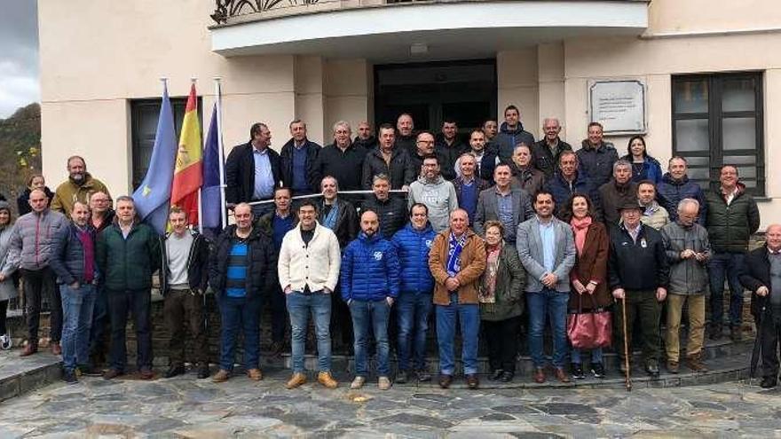 Los asistentes al acto de la peña El Fondrigo.