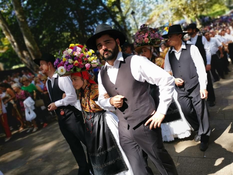 Una multitud llena el atrio de la iglesia parroquial para participar en todas las actividades del día grande de la Romaría de Darbo.