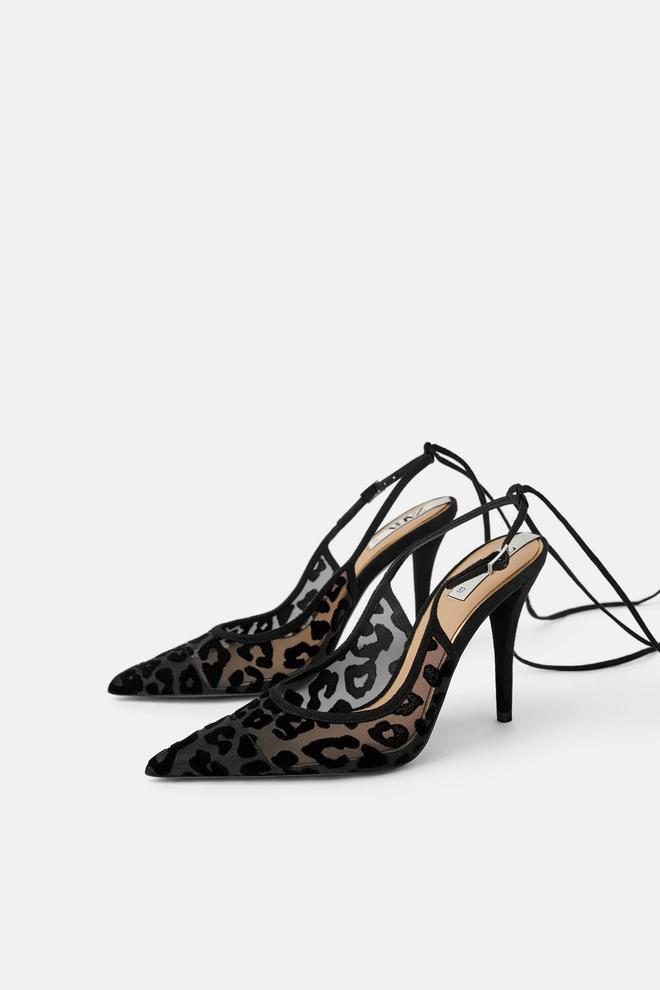 Zapatos negros con animal print y acabados en punta de Zara, rematados con cierre con hebilla en el tobillo