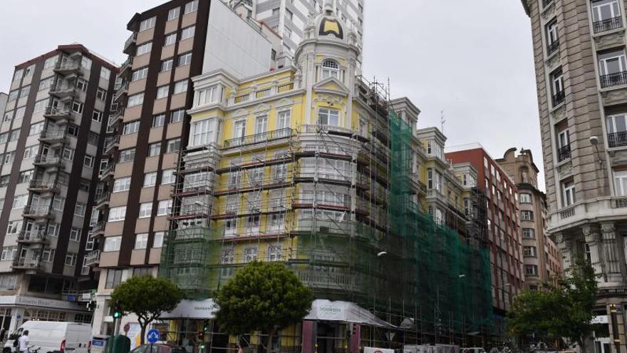 Fachada del edificio de la calle Marcial del Adalid, con la fachada pintada y con andamios.   | // VÍCTOR ECHAVE