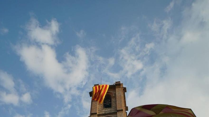 El campanar de Sallent, on també s&#039;ha acordat que onegi una estelada