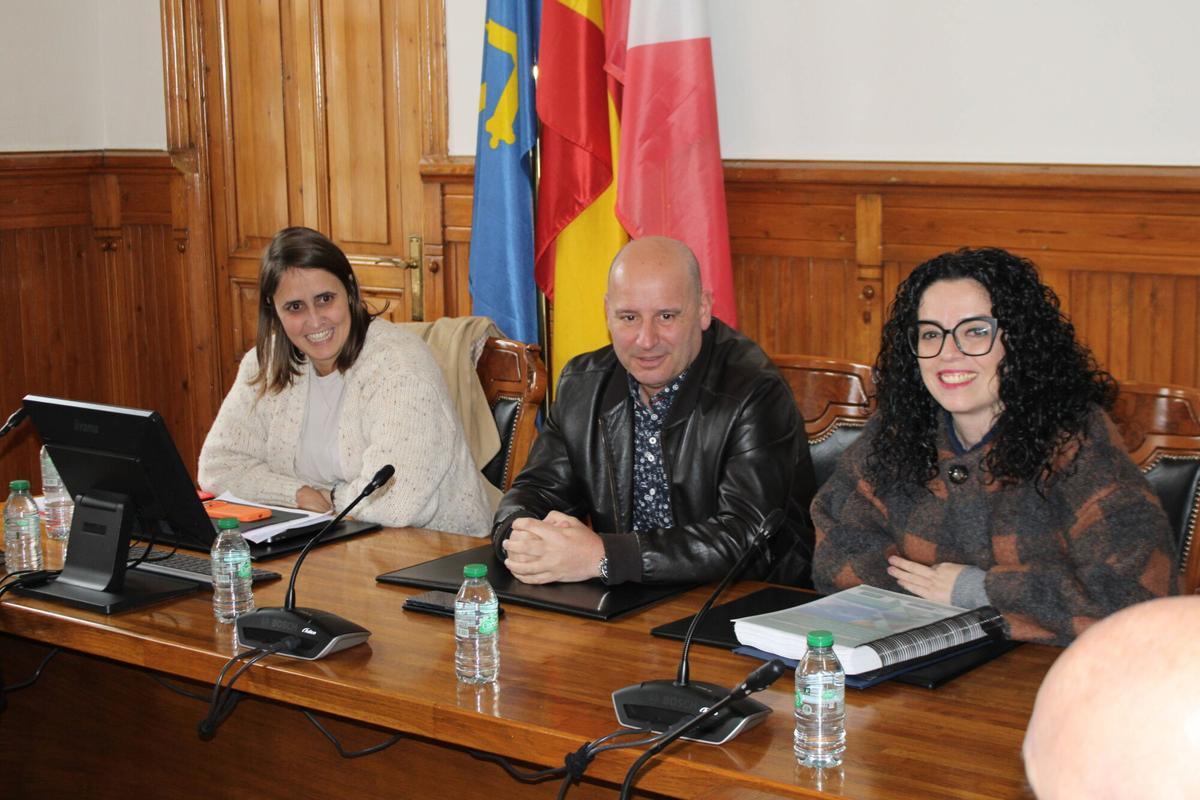 El Alcalde de Aller, Juan Carlos Iglesias, en el centro, flanqueado por la directora general de Deportes, Manuel Ena Fernández, y la Consejera de Cultura, Vanessa Gutiérrez, hace unos días en Cabañaquinta.