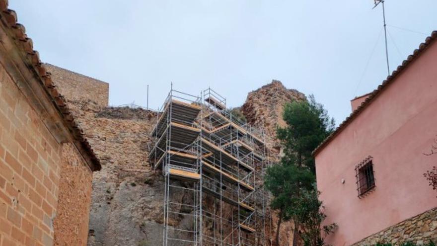 Obras en el muro del castillo de Alpuente