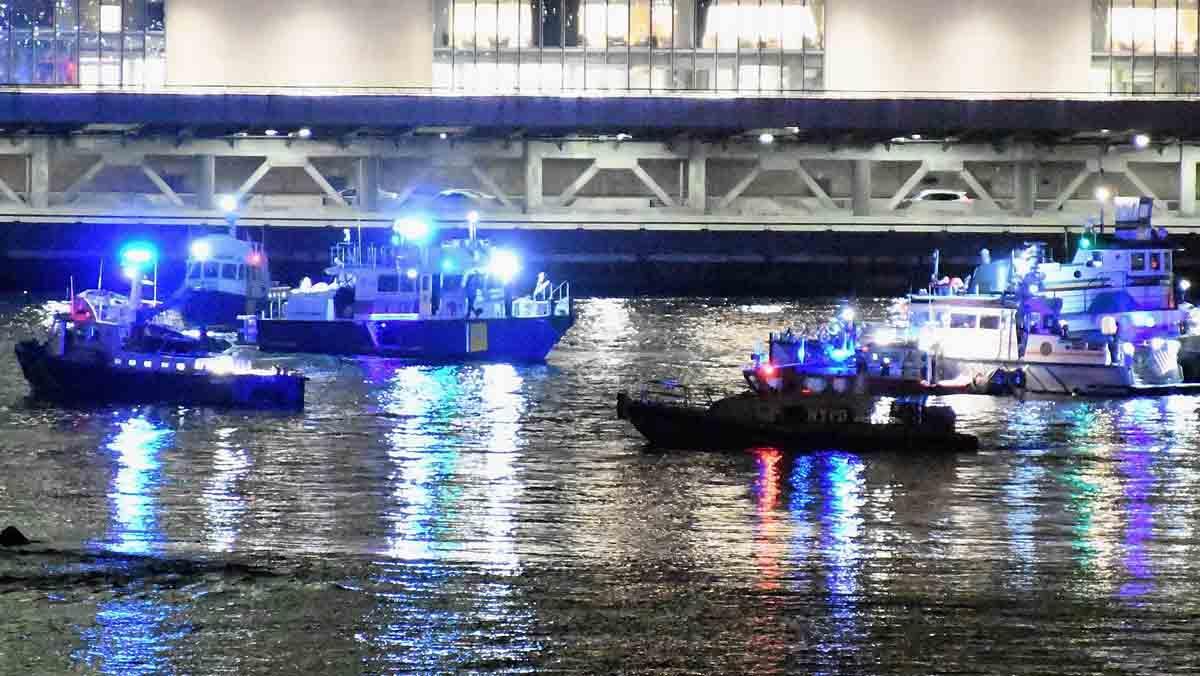 Al menos dos personas murieron hoy al estrellarse un helicóptero frente a la costa oriental de la isla de Manhattan.