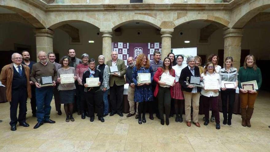 Los premiados, los jueces y las autoridades asistentes al acto de entrega de galardones en Tineo.