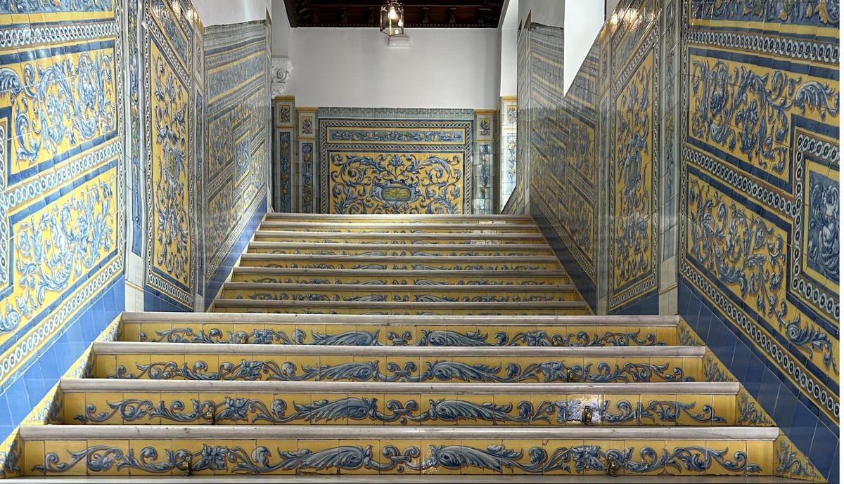 Escaleras de cerámica, obra de los maestros de la fábrica Ruiz de Luna Guijo y Cía.