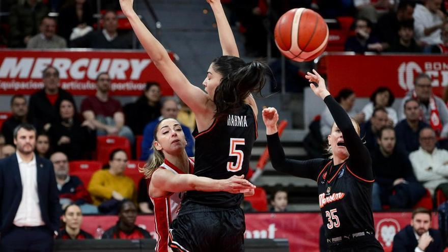 Mariona Ortiz da un pase en el partido frente al Mersin.